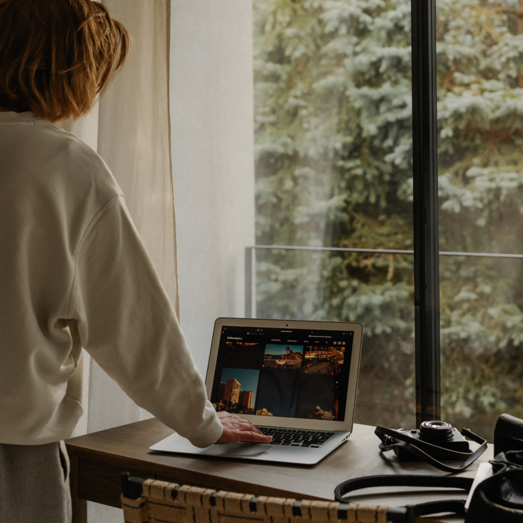 Mujer trabajando en formación online