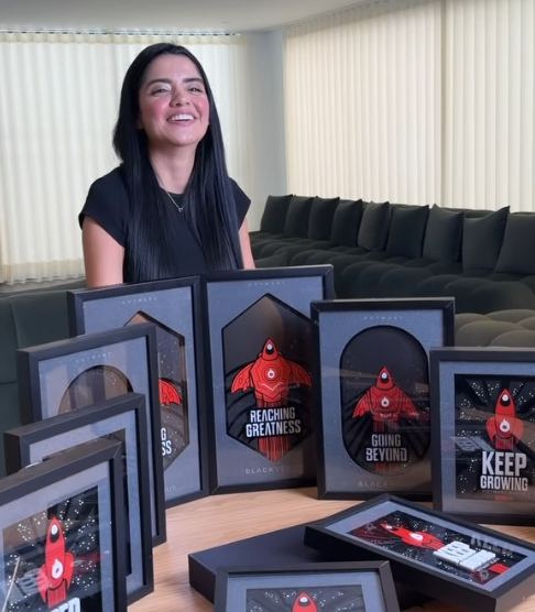 Tata Salazar con insignias Hotmart