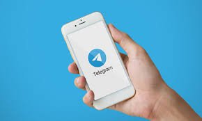 Móvil con grupo Telegram